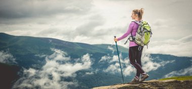 Dağlarda hiking sırt çantası olmadan genç kadın