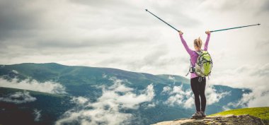 Dağlarda hiking sırt çantası olmadan genç kadın
