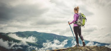 Dağlarda hiking sırt çantası olmadan genç kadın