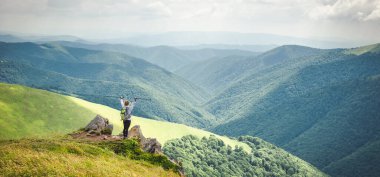 Dağlarda hiking sırt çantası olmadan genç kadın