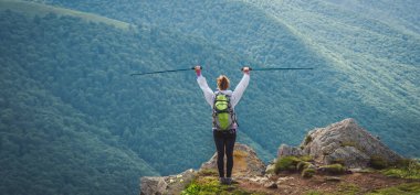 Dağlarda hiking sırt çantası olmadan genç kadın