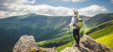 Dağlarda hiking sırt çantası olmadan genç kadın