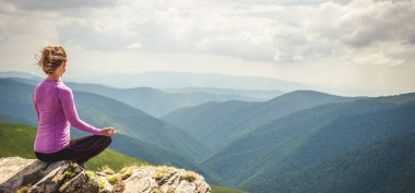 genç kadın meditasyon dağın