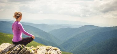 genç kadın meditasyon dağın
