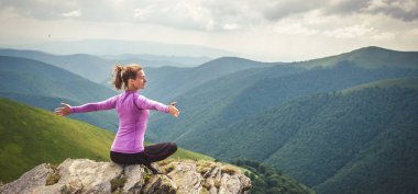 genç kadın meditasyon dağın