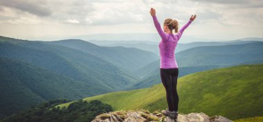 genç kadın meditasyon dağın
