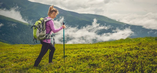 Young Woman Backpack Hiking Mountains — Stock Photo, Image