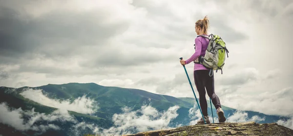 Jovem Sem Mochila Caminhadas Nas Montanhas — Fotografia de Stock