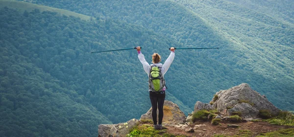 Dağlarda hiking sırt çantası olmadan genç kadın