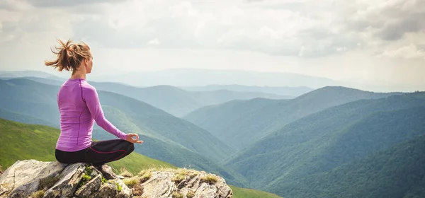 Genç Kadın Meditasyon Dağın — Stok fotoğraf