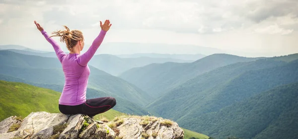 Junge Frau Meditiert Auf Dem Gipfel Des Berges — Stockfoto