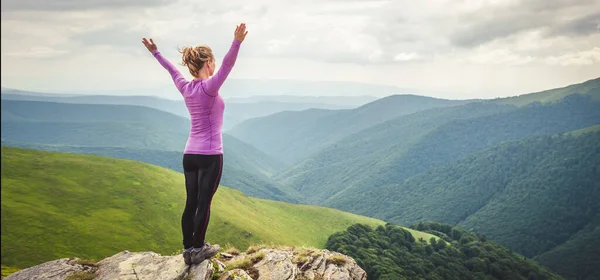 Mujer Joven Meditar Cima Montaña — Foto de Stock