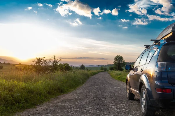 Auto Voor Reizen Met Een Bergweg Blauwe Lucht — Stockfoto