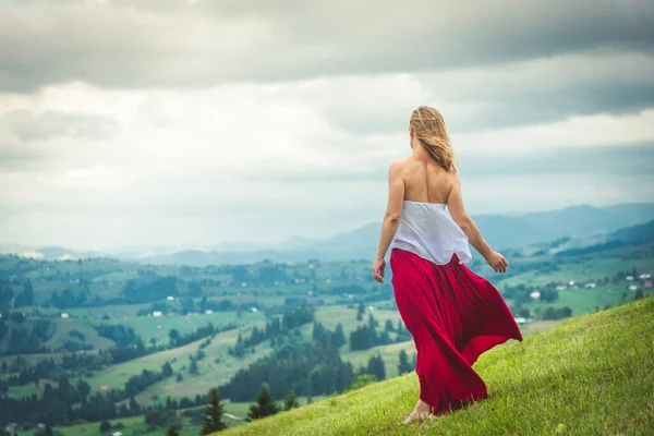 Young Woman Red Dress Staying Top Mountain — Stock Photo, Image