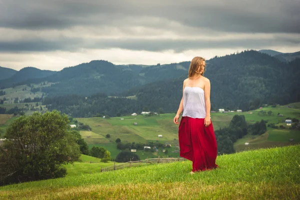 Молодая Женщина Красном Платье Остается Вершине Горы — стоковое фото