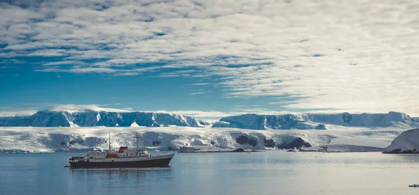 Turistická Loď Antarktidě Port Lockroy Expedice — Stock fotografie