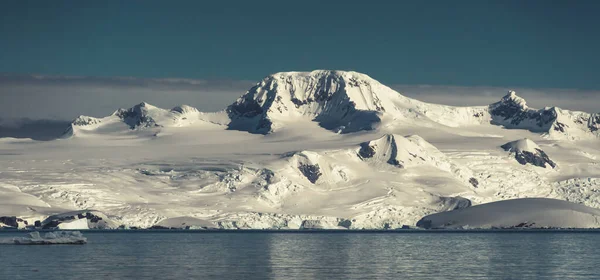 Antarktisz Hegyei Tengere Kikötő Lockroy — Stock Fotó