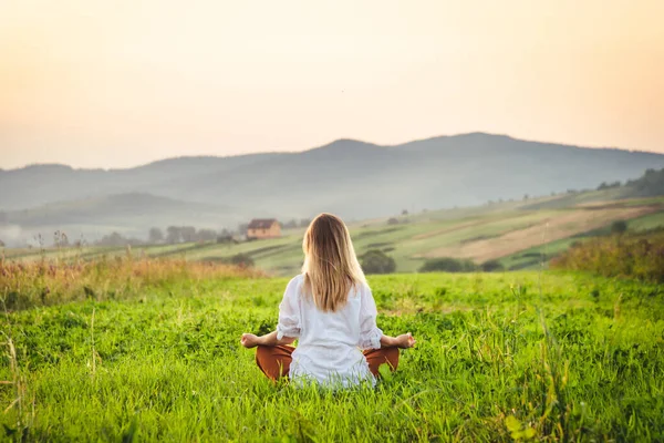 Donna Che Yoga Sull Erba Verde Sulla Cima Della Montagna — Foto Stock