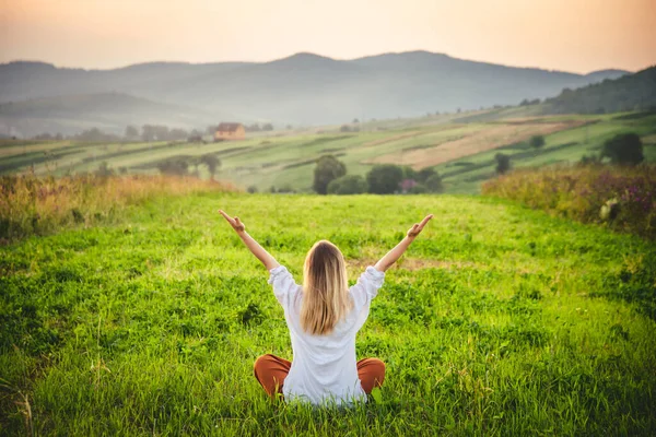 Woman Doing Yoga Green Grass Top Mountain Beautiful View Sunset — Stok fotoğraf