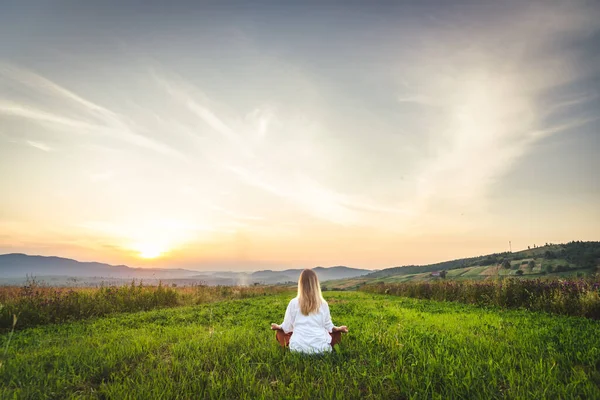 Woman Doing Yoga Green Grass Top Mountain Beautiful View Sunset — Foto de Stock