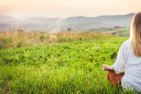 Woman Doing Yoga Green Grass Top Mountain Beautiful View Sunset — Stockfoto