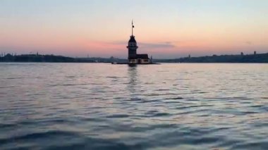 Gün batımında Bakireler Kulesi. Boğaz. Boğaz. İstanbul