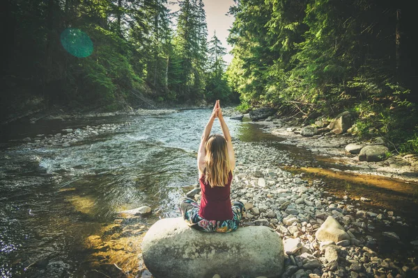 Woman Doing Yoga Green Grass Top Mountain Beautiful View Sunset — ストック写真