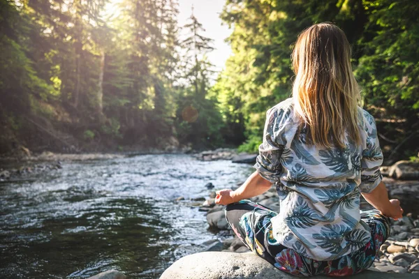 Woman Doing Yoga Green Grass Top Mountain Beautiful View Sunset — Stock Photo, Image