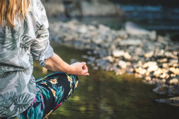 Woman Doing Yoga Green Grass Top Mountain Beautiful View Sunset — Stock Photo, Image