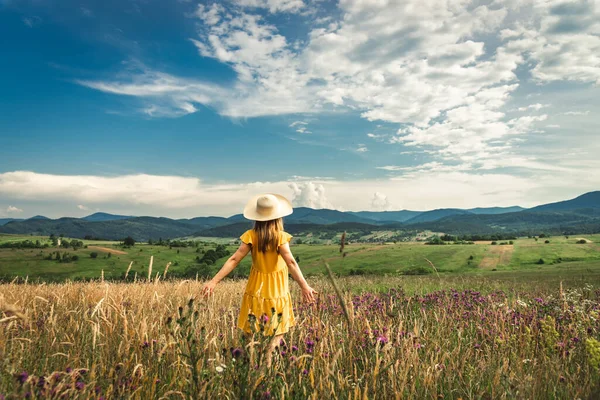 Woman Yellow Dress Hat Staying Green Meadow Mountain Carpathians — Fotografia de Stock