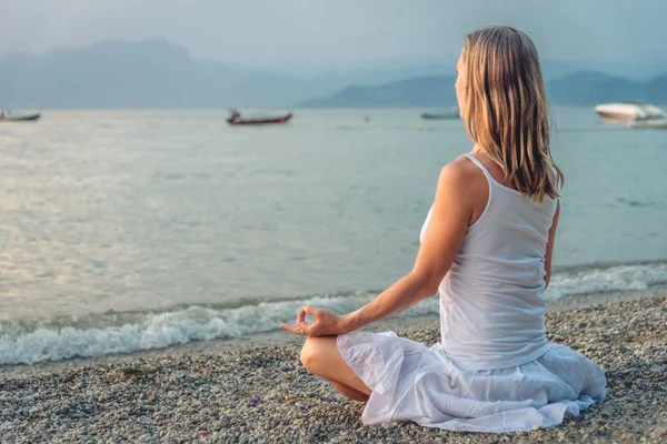 Een Vrouw Mediteert Bij Het Gardameer Yoga Oefening Zonsondergang Italië — Stockfoto