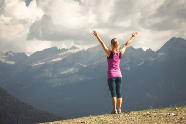 Genç kadın dağlarda Alps hiking sırt çantası olmadan. Avusturya. Insbruk