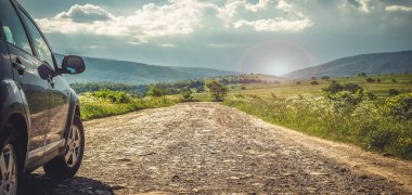 Dağ yolunda seyahat etmek için bir araba. Mavi gökyüzü