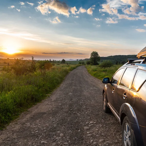 Coche Para Viajar Con Una Carretera Montaña Cielo Azul —  Fotos de Stock