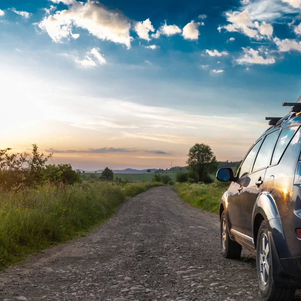 Coche Para Viajar Con Una Carretera Montaña Cielo Azul — Foto de Stock