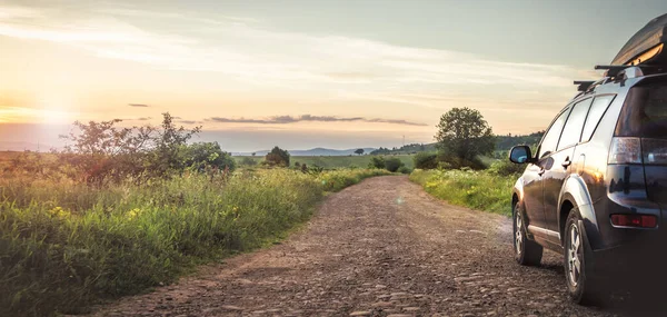 Auto Voor Reizen Met Een Bergweg Blauwe Lucht — Stockfoto