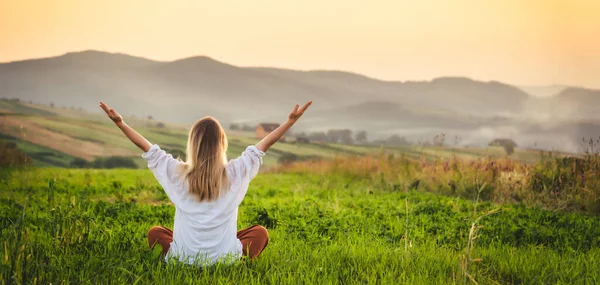 Woman Doing Yoga Green Grass Top Mountain Beautiful View Sunset — Stock Fotó