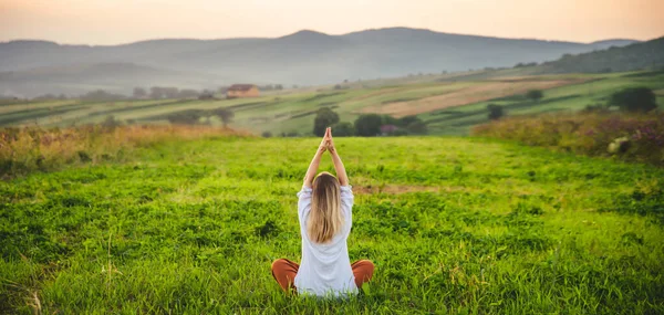 Woman Doing Yoga Green Grass Top Mountain Beautiful View Sunset — Foto Stock