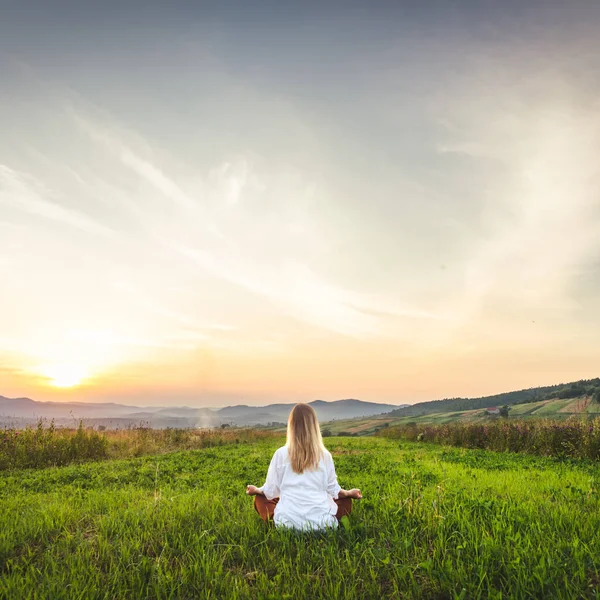 Woman Doing Yoga Green Grass Top Mountain Beautiful View Sunset — 스톡 사진