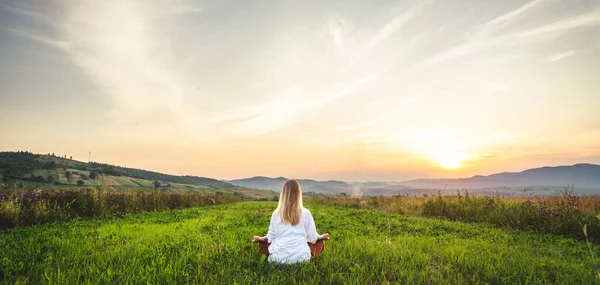 Woman Doing Yoga Green Grass Top Mountain Beautiful View Sunset — Foto de Stock