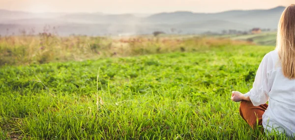 Женщина Занимающаяся Йогой Зеленой Траве Вершине Горы Прекрасным Видом Закат — стоковое фото