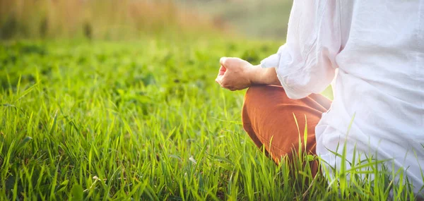 Woman Doing Yoga Green Grass Top Mountain Beautiful View Sunset — Stok fotoğraf