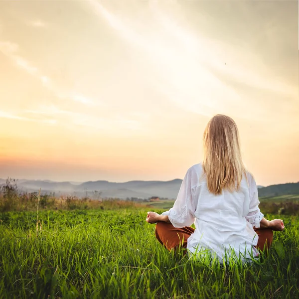 Woman Doing Yoga Green Grass Top Mountain Beautiful View Sunset — Zdjęcie stockowe