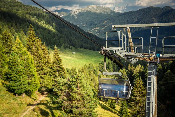 Gondola Wyciąg Narciarski Górskim Ośrodku Narciarskim Zielony Las Alpach Włochy — Zdjęcie stockowe