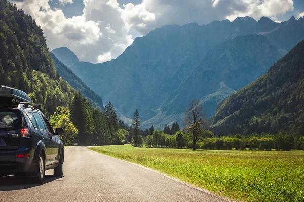 Auto Viaggiare Con Una Strada Montagna Cielo Blu — Foto Stock