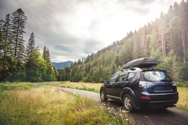 Car Traveling Mountain Road Blue Sky — Stock Photo, Image