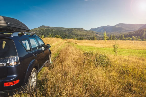 Auto Voor Reizen Met Een Bergweg Blauwe Lucht — Stockfoto