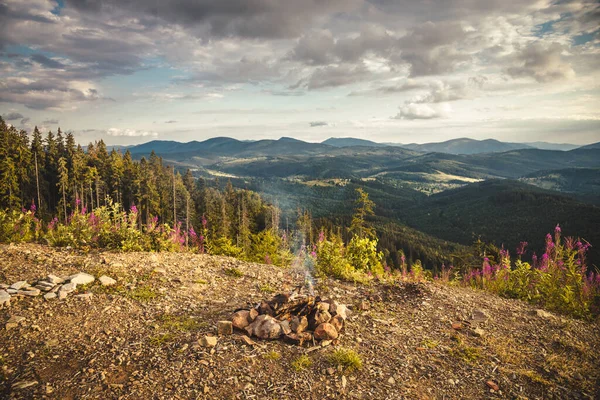 Camp Fire Top Mountain Green Forest Colorful Sunset Taken Carpathians — Stock Photo, Image