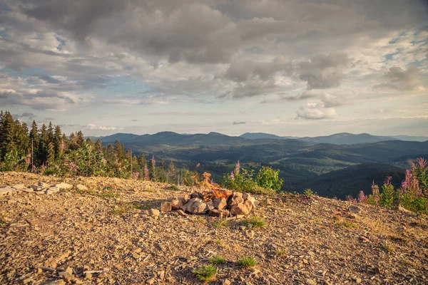 Camp Fire Top Mountain Green Forest Colorful Sunset Taken Carpathians — Stock Photo, Image