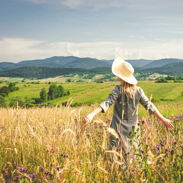 Femme Robe Chapeau Séjournant Prairie Verte Dans Montagne Carpates — Photo